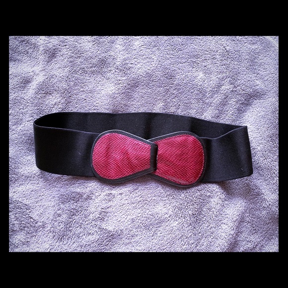 New red snakeskin belt - Picture 1 of 3